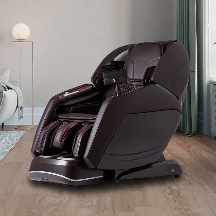 Osaki 4D + 3D Manhattan Duo – SL massage chair upright in living-room setting