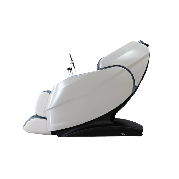 Titan Rejüv 4D user demonstration during back massage program